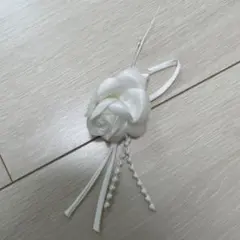 ホワイト 花 モチーフ コサージュ