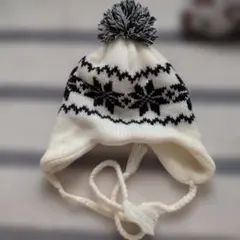 雪の結晶模様ポンポン付きニット帽　紐つき
