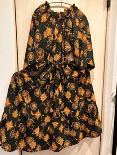 シルク素材　花柄ロングワンピース 長袖 黒