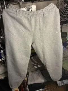 ナイキ　ソロ　スウッシュ　グレー