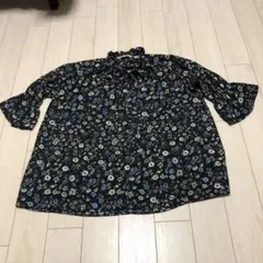 今日だけ価格。未使用品。ユニクロPaul＆Joeコラボ黒花柄フリルカラーブラウス