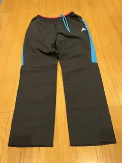 ジャージパンツ 黒と青のコンビネーション