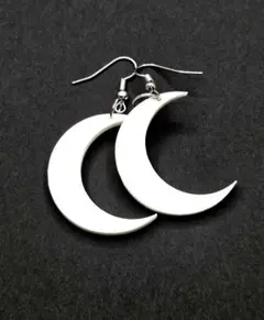 ホワイト三日月型ピアス