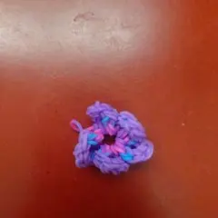 紫とピンクの花形チャーム