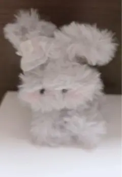 グレーのウサギ型ぬいぐるみ