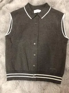 3/3出品終了[美品] emmi 襟付きニットベスト 2025SS