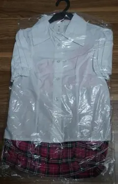 未使用品　ホワイトの半袖シャツとピンクチェック柄スカートのセット。