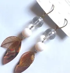 21 ゆらゆらゴールドリーフピアス♪クリアホワイトイヤリング樹脂ピアスに変更可能