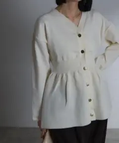【2024AW/完売色】each ペプラムシルエットゴールド釦カーディガン