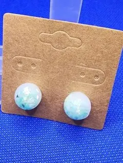 ライトブルーとグリーンのレジンスタッドピアス ハンドメイド レジン