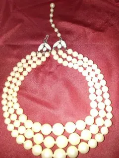 アイボリー 3連パール風ネックレスとラインストーンブローチセット