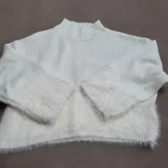 ホワイト ハイネック ニットセーター