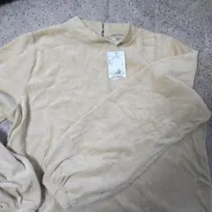 タグつき　earth music ベージュ長袖トップス　ベルベット