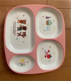 赤ちゃん用ピンクのトレー