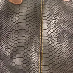 ★値下げ★イタリア製牛革堅押しのトート型バッグ(ブラック)