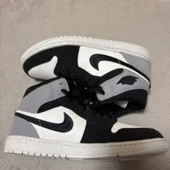 新品未使用　Nike Air Jordan1 Mid SEのサムネイル