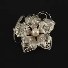 あこや本真珠　パール　ブローチ　お花デザイン　シルバーカラー