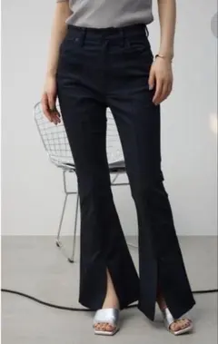 お値下げ可　フロントスリット フレアデニムパンツ ブラックのサムネイル