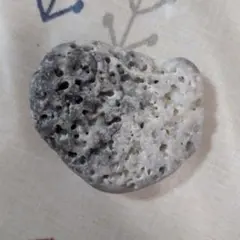 ハート型の多孔質石 白黒