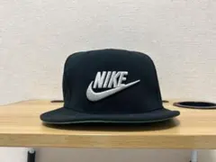【期間限定値下げ】NIKE キャップ ブラック　バイザーグリーン　刺繍ロゴ