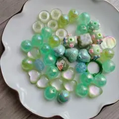 緑色のビーズセット さまざまな形状