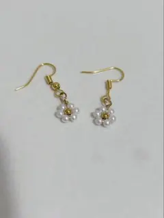 ハンドメイド 花形パールピアス ゴールド