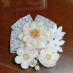 ベージュホワイト 花モチーフ コサージュ 髪飾り 卒業式入学式