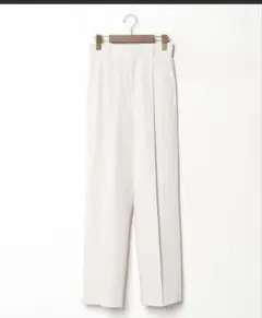 ベージュ ワイドレッグパンツ