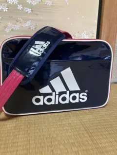 adidas エナメルショルダーバッグ ネイビー/ピンク