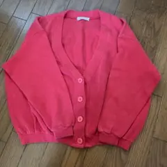 赤の長袖カーディガン