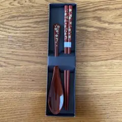 桜模様の赤色カトラリーセット