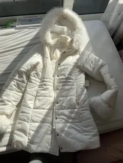 ホワイトダウンジャケット フード付き
