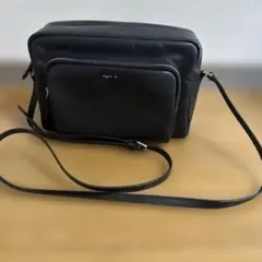 黒いレザーショルダーバッグ