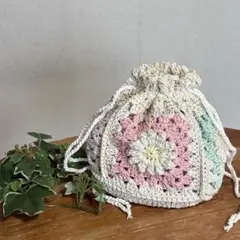 【ハンドメイド】グラニースクエア巾着袋　花モチーフ　かぎ針編み