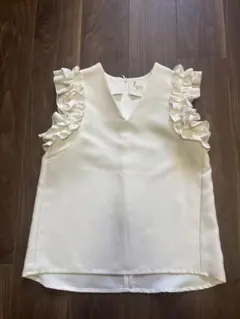 hue day to eveningフリルノースリーブ　ホワイト