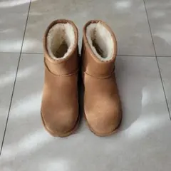 2025年最新】UGGエッセンシャルミニの人気アイテム - メルカリ