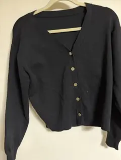 黒いVネックボタン付きカーディガン