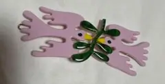 ユニークなピンクのヘアクリップ