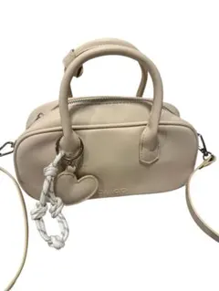 Chico ハートチャーム付き横長ボストンバッグ　ショルダーバック　ハンドバッグ