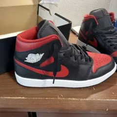 Nike Air Jordan 1 Mid Black Redのサムネイル