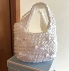 ホワイト　リボン付きバッグ　編み物　ハンドバッグ
