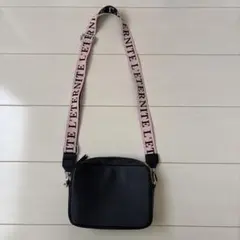 コンパクト黒ショルダーバッグ ピンクロゴストラップ