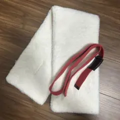 ホワイト ファーマフラー 赤いベルト付きのサムネイル
