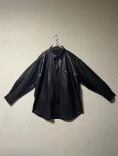 ブラック合成皮革オーバーサイズシャツ