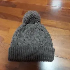 ダークブラウン ケーブル編み ニット帽 ポンポン付き
