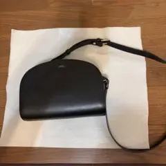 A.P.C. ハーフムーン ショルダーバッグ グレー エンボス加工 牛革 