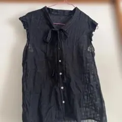 【ロペピクニック】透け感のある黒のノースリーブシャツ