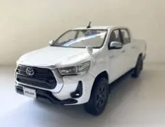 新型TOYOTA ハイラックス カラーサンプル プラチナホワイトパール