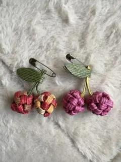 ハンドメイド　さくらんぼ　ブローチ