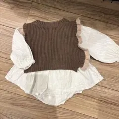 ブラウンセーターとホワイトブラウスのセット